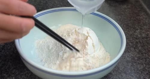  发面饼|咱们的发面饼就做好了，手不沾面不揉面，松软又好吃，让内部也完全熟透