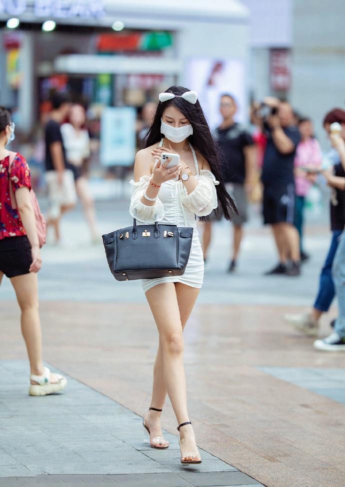 美女|美女姐姐金色半身裙，搭配白衬衫，让你的美换发光彩