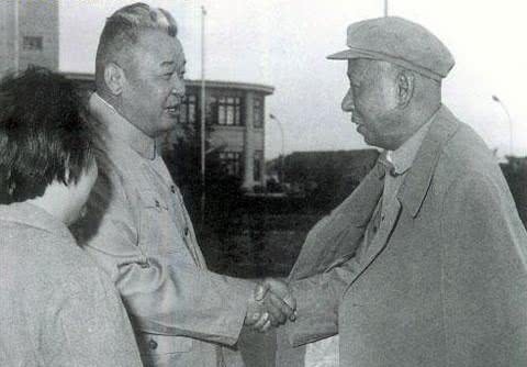 反遭|此人当了司令,却不料反遭自己连长俘虏,8年后,此连长成了开国上将