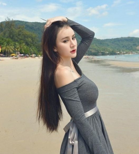 时尚极|美女白色上衣搭配蓝色阔腿裤,个性的外搭,时尚极了!