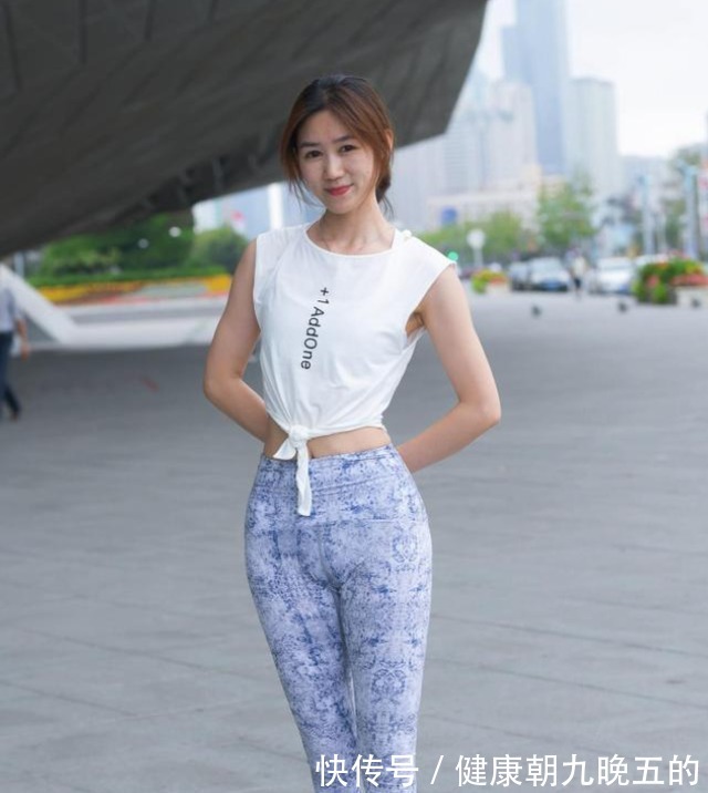 白色上衣 花色打底裤搭配时尚白色上衣,更加简洁大方,显示出女性优雅!