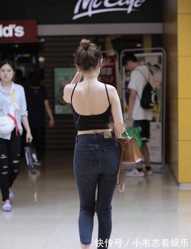 上衣 蓝绿色上衣，搭配牛仔裤，诠释可盐可甜的双面休闲穿搭