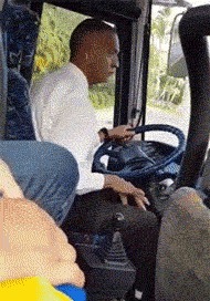 |搞笑GIF:吃货吃东西时是不需要掩饰的,女汉子一枚