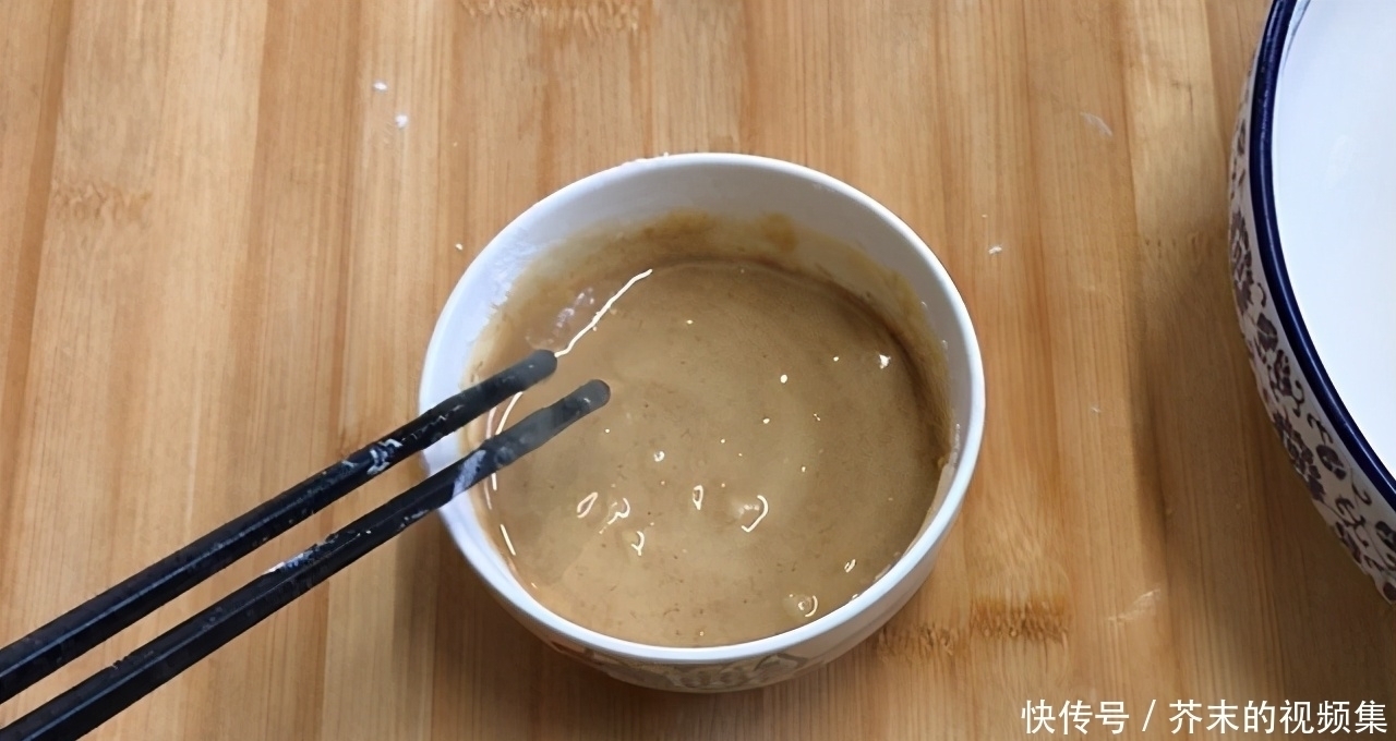 面粉做的小零食,芝麻脆饼,酥香多层,满口留香,喜欢吃的来收藏