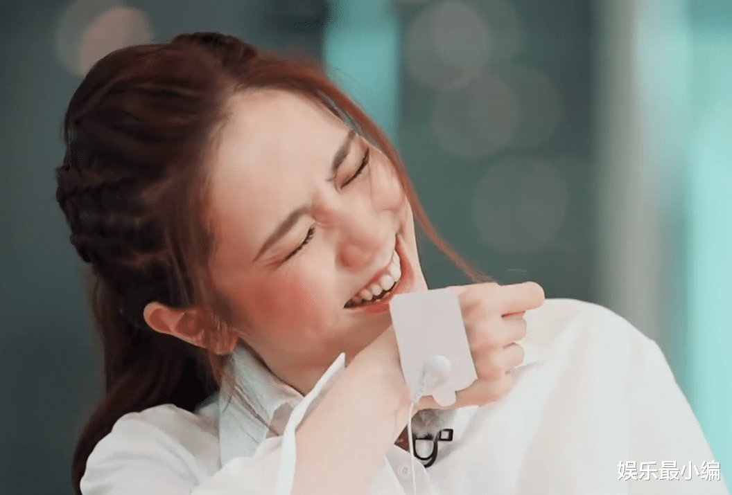 好笑吗?《奔跑吧》玩电击游戏,邓紫棋被电到手抽筋,口水都出来了