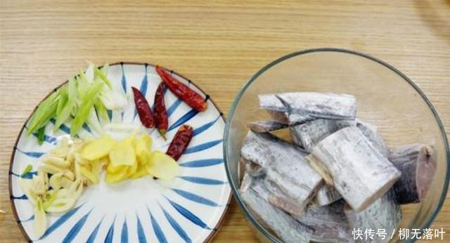 这样做出的炸带鱼，鲜香酥脆还没有腥气，家人都喜欢上桌就抢光