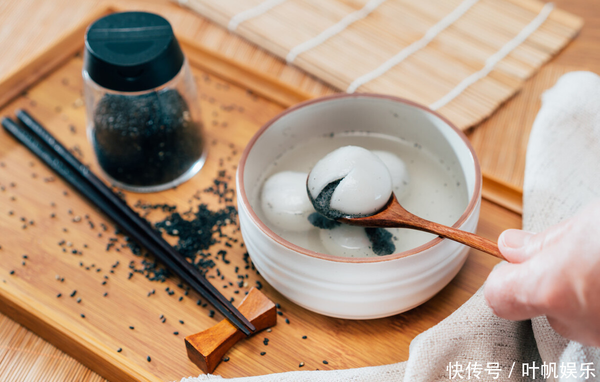 自制黑芝麻汤圆,不破皮不露馅,吃起来香甜软糯,不用出门买了