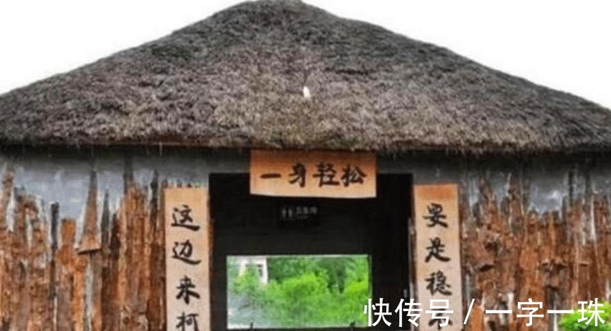 县长@厕所门前挂着对联?上联“来人不蹲就站”,下联看后令人发笑