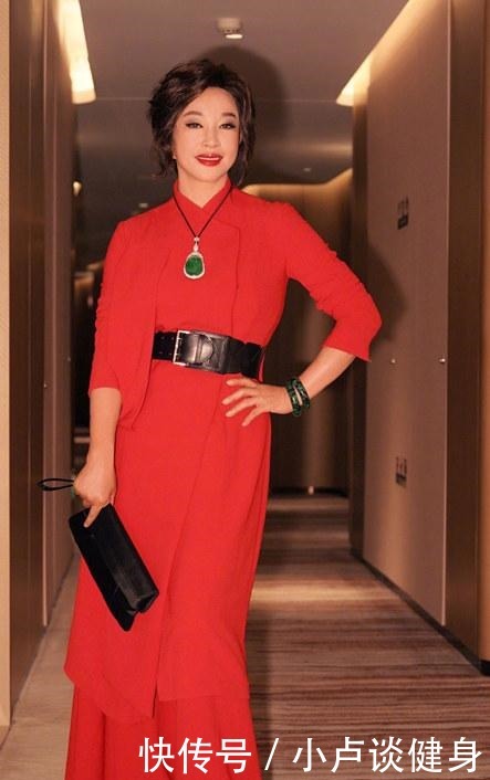 伏案|刘晓庆戴巨型翡翠伏案写书法,翡翠项链不重样,怎么这么有钱