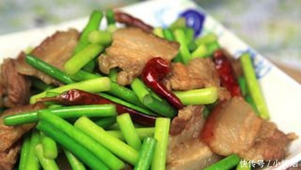 不焯水,不浸泡,不直接炒,蒜薹下锅前多这一步,炒好才鲜绿美味