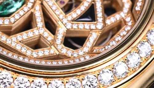 光彩夺目 品鉴卡地亚帕莎镂空镶钻黄金腕表