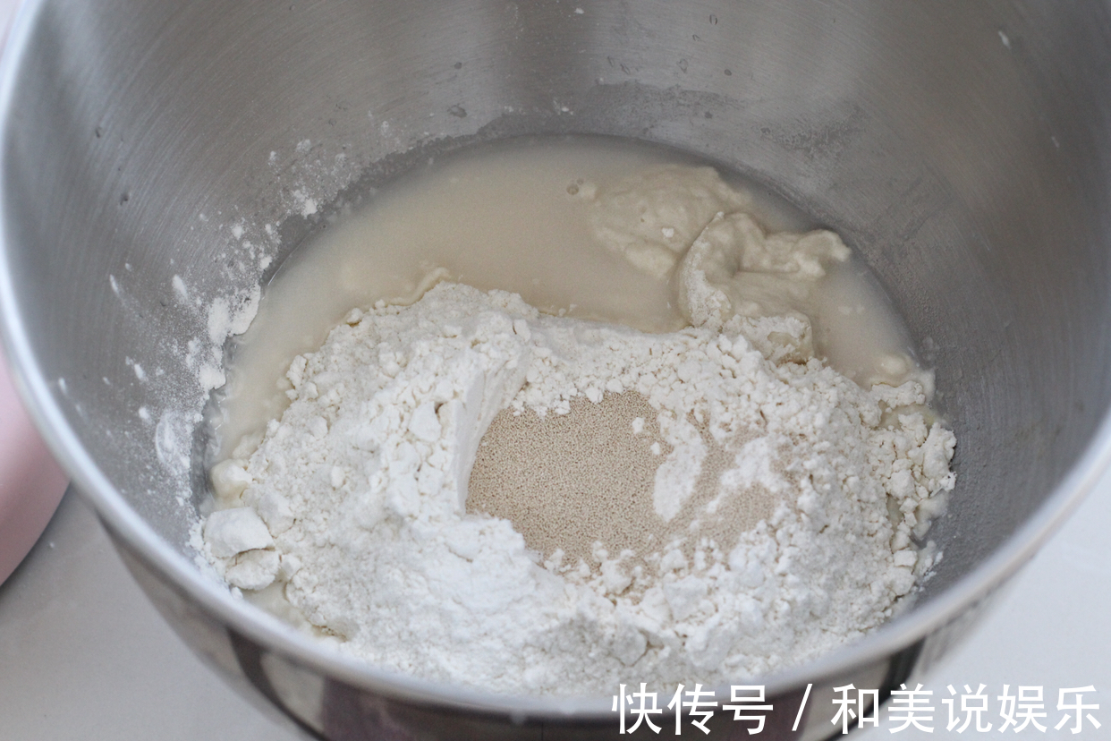 吃腻了甜面包换个口味，加点葱花和肉松，还没出炉就已经香飘满屋