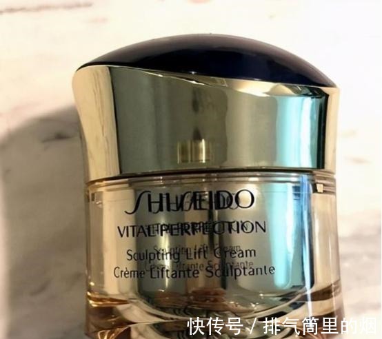 滋润度 网友极力推荐的面霜倾献肌本活力源，美白补水，让肌肤之美延续