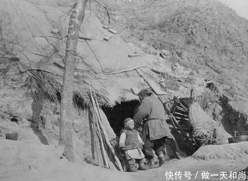 晚清时期|晚清老照片:住在洞穴居住的穷苦人家,街头打铁的匠人