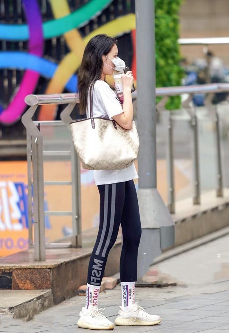 小姐姐|街拍，精美的连衣裙外搭格子休闲衫，清凉舒爽