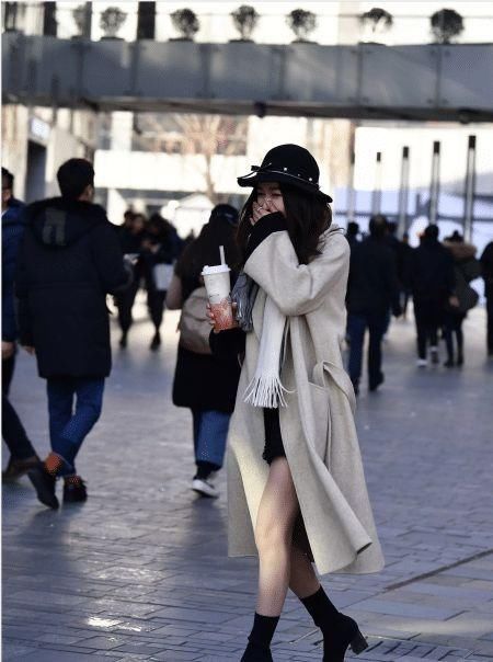 搭配|穿风衣的小姐姐搭配薄丝袜，真是不怕冷，简直太有甜美感