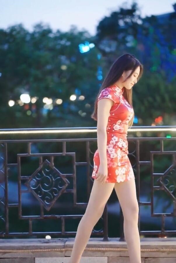 人来人往的街头，旗袍女孩才是时尚的主角