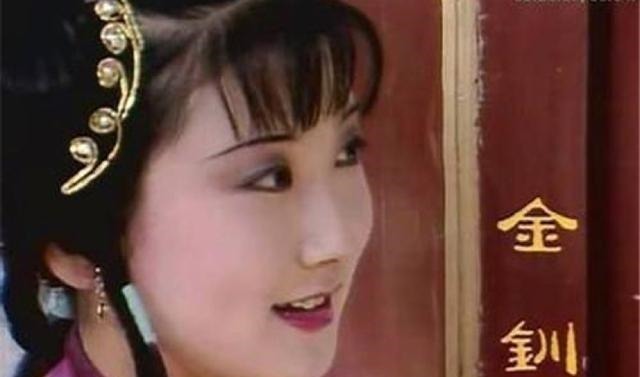 宝玉!红楼梦:众目睽睽之下,金钏儿为何让宝玉吃她嘴唇上的胭脂?