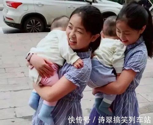 头胎|头胎双胞胎女儿,二胎双胞胎儿子,出门姐姐抱弟弟,路人羡慕围观