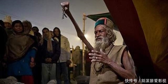 自创|印度苦行僧阿玛尔,自创修行高举手臂47年,如今却受到众人追捧