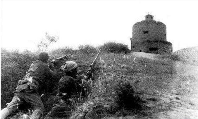 老农|日本兵藏在炮楼中,八路军久攻不下,一老农路过说这还不简单