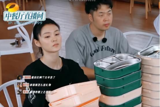 完美男人 赵丽颖搞特权穿特定厨师服切肉时,何老师素颜现身,画风超真实