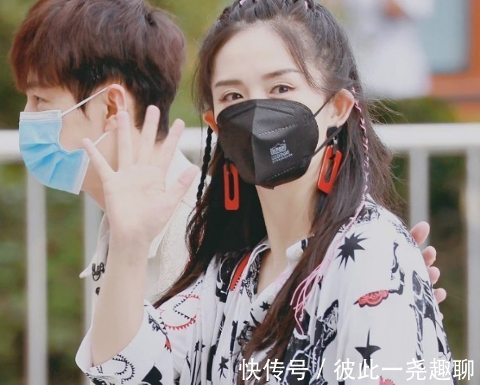 谢娜终于回归《快本》,7个主持人略显拥挤,娜扎存在感低