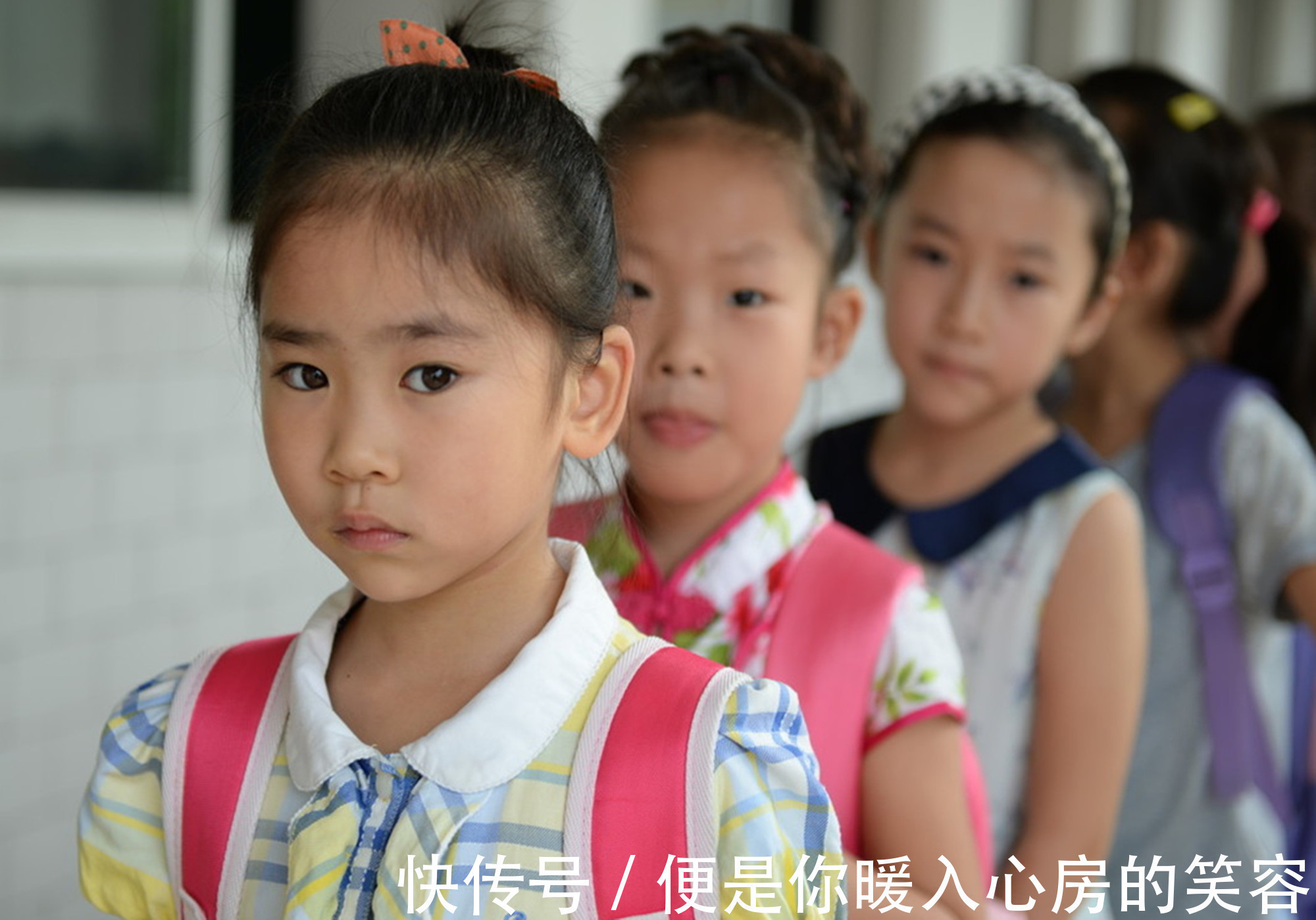 宝妈|全家“独苗”终出生,爷爷和姥爷凝视半小时,网友还以为是照片