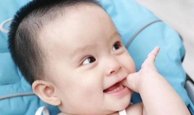 小宝宝|为什么小宝宝都喜欢吃手指?不同月龄,原因不同,妈妈要清楚