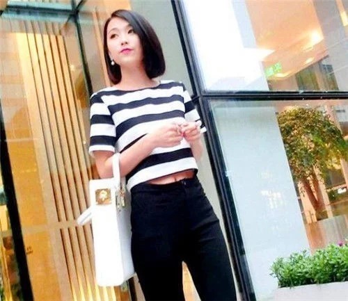 街拍:美女浅蓝色衬衣配紧身牛仔,长相清秀,温婉可人