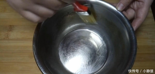  不用|面粉里打一个鸡蛋，不用烤箱，不用电饭锅，简单一做，比吃肉还香