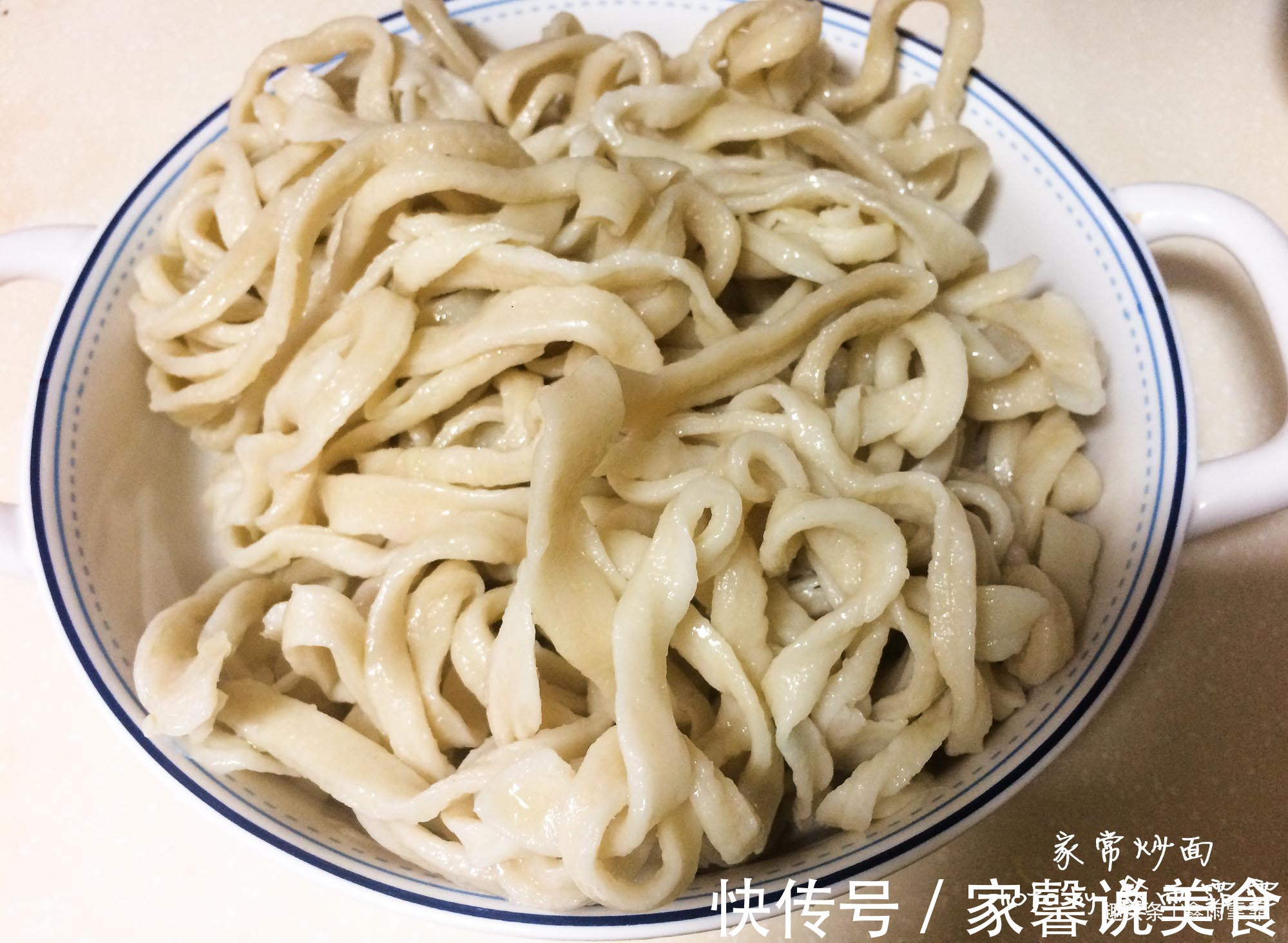 一个人在家,没心思做饭,弄一碗炒面,不仅能填饱肚子,营养足够