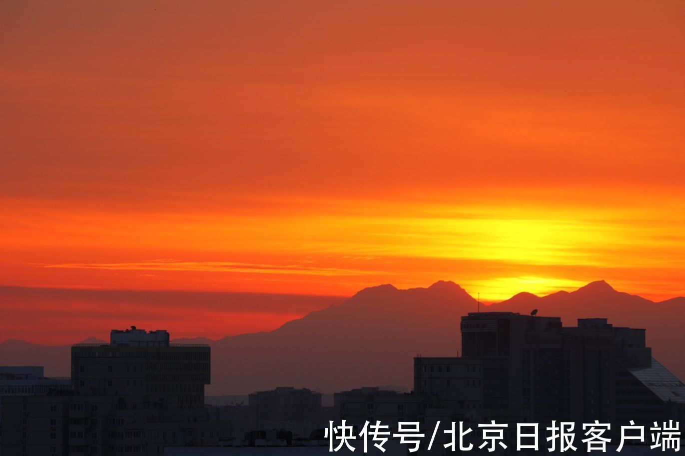 京城&大雪节气，落日西沉，京城沉浸在一片金色的余晖中