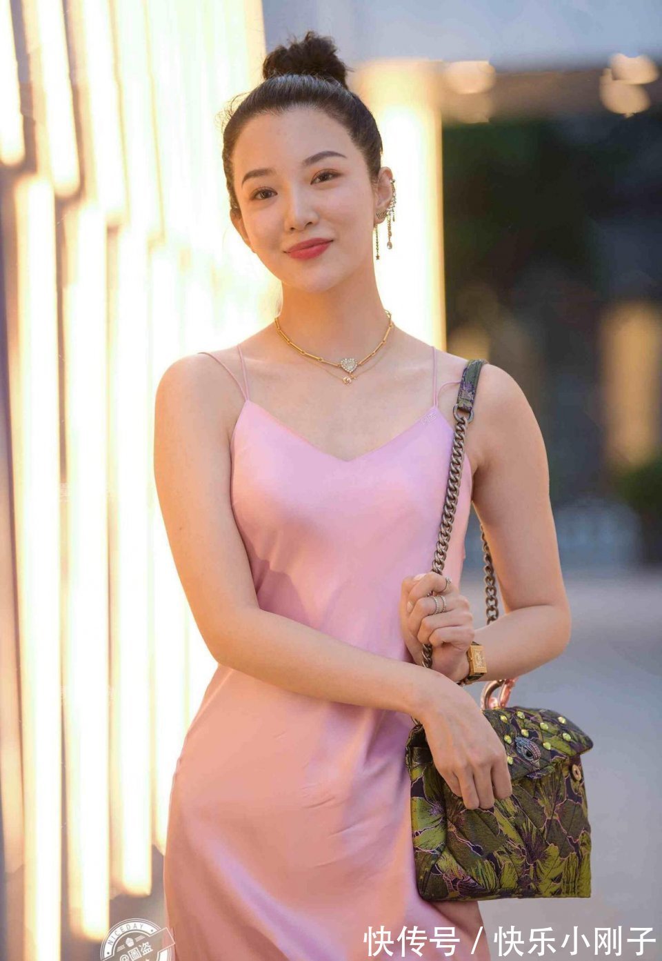 身材 清新活泼的连衣裙装扮不乏气质感,展示美好身材,灵活多变