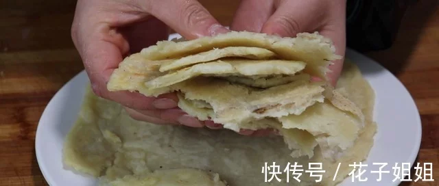 面粉倒入开水锅里,瞬间变美味,解决全家人早餐,吃完还想吃!  第6张