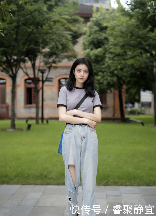 皮肤偏黄的女人，春季穿“上衣”，选哪个颜色更显白提气质？