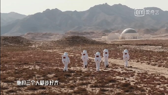 陈赫、郭京飞吃蒸海鲜超享受!下一秒却被“打包”带走?