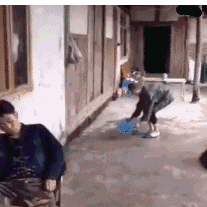 |搞笑GIF:老哥你这么做对得起你后面的兄弟吗?