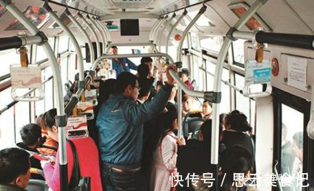 公交车|宝宝在公交车哭闹爸爸置之不理，乘客一句“抱怨”，挽救一个家庭
