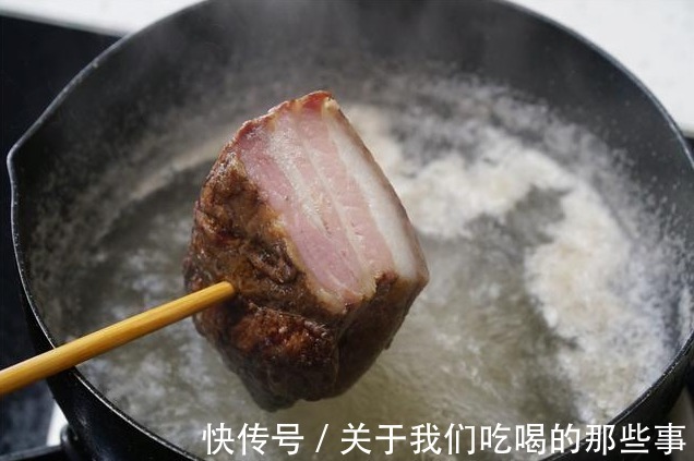 炒腊肉,不能直接切了就炒,想要软嫩鲜香不油腻,关键2步不能少