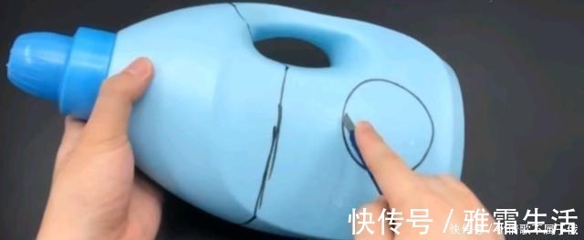 卫生间|洗衣液瓶子开两个圈留下把手，放卫生间里，这个妙用你肯定想不到！