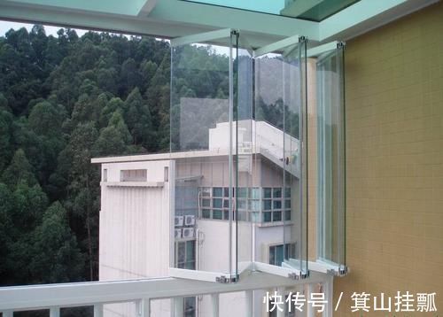 无框玻璃|阳台万万不要装传统玻璃窗了，聪明人更爱用这种代替，漂亮又大气