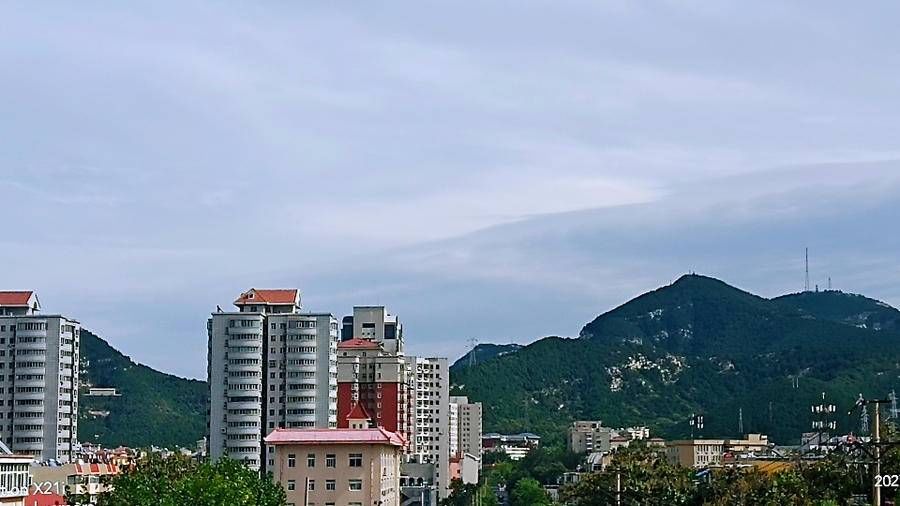 济南|10月10日，济南再现泉城蓝，蓝天白云飘，十分美