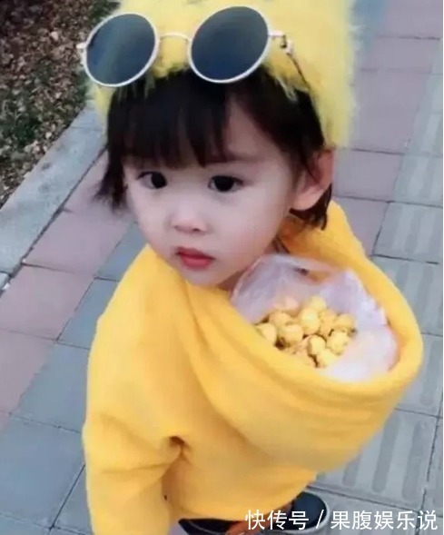 宝爸|爸爸给宝宝把衣服穿反了,妈妈刚想大骂,宝宝转身立马笑喷