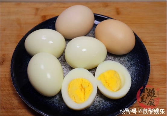 原来水煮鸡蛋有绝招，只需多加一步，鸡蛋又香又嫩，壳一碰就掉