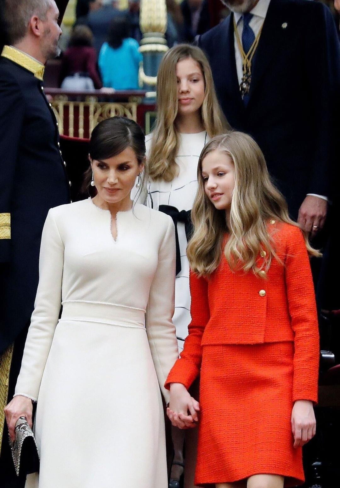 公主|西班牙公主莱昂诺尔真会穿,玫红色连衣裙青春靓丽,活泼可爱