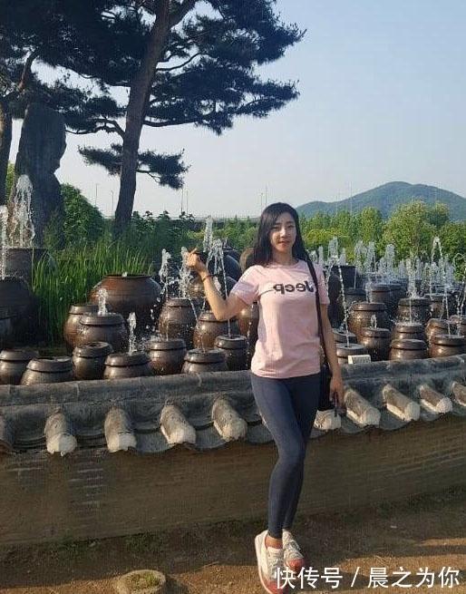 笑笑|热爱健身的姑娘喜欢阅读,到户外运动还带着一本书,身材好气质佳