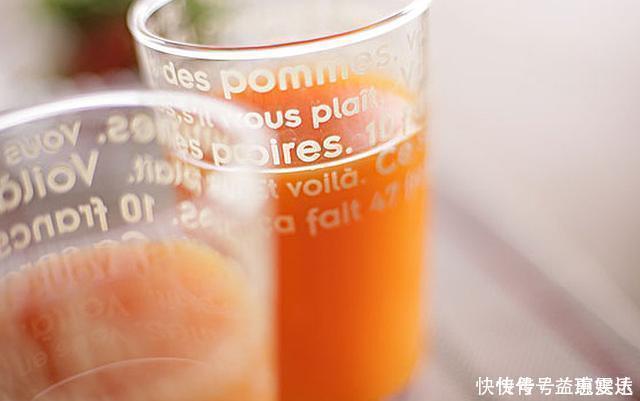 润唇膏|冬季嘴唇干燥,可能是两种情况,经常舔嘴,也会让嘴唇越来越干