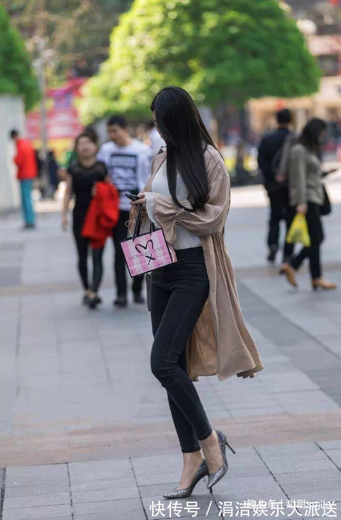 尖头 美女脚上一双一字带的高跟凉鞋,凸显她的身高,显得更加的有气质