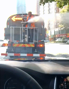 |搞笑GIF：大叔用的什么牌子的洗发膏，头发如此飘逸